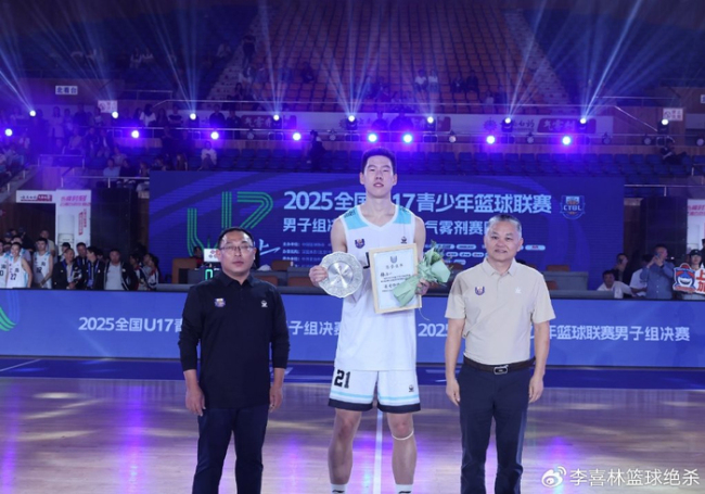 深圳队险胜篮网，胡金秋点燃赛场