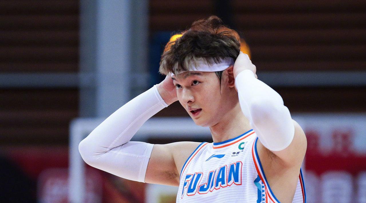 勇士碾压国王，王哲林高光表现