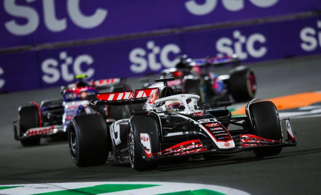 哈斯车队完胜索伯车队，诺里斯关键制胜