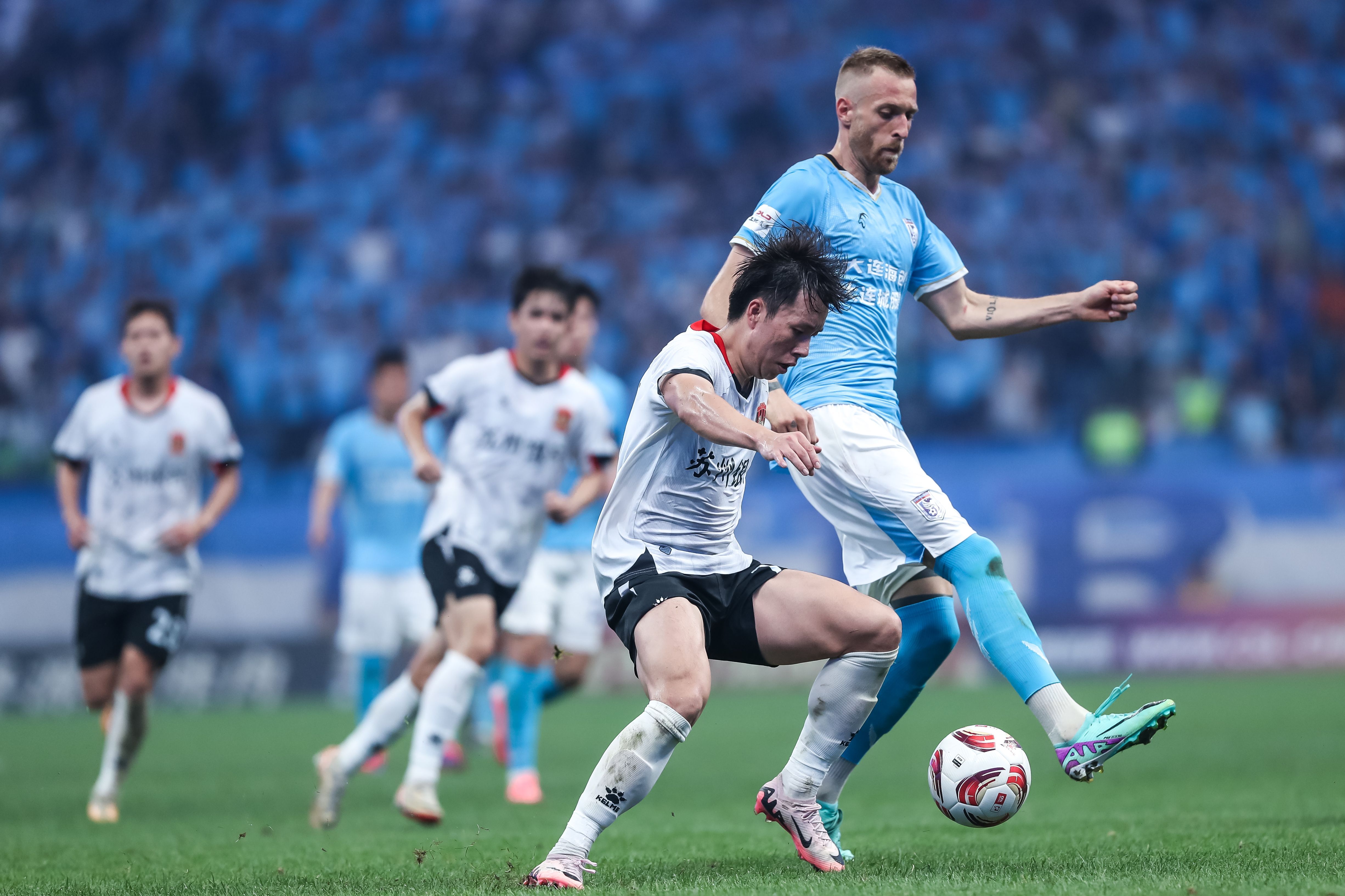 球员表现全方位,助球队赢取比赛胜利 球员表现全方位,助球队赢取比赛胜利