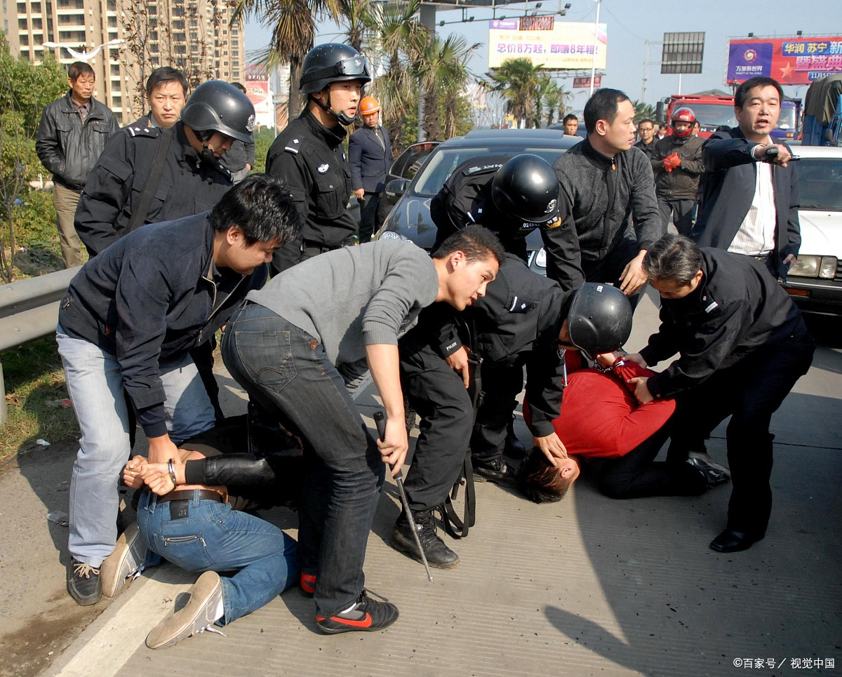 足球比赛现场暴力事件频发，警方出动维持秩序