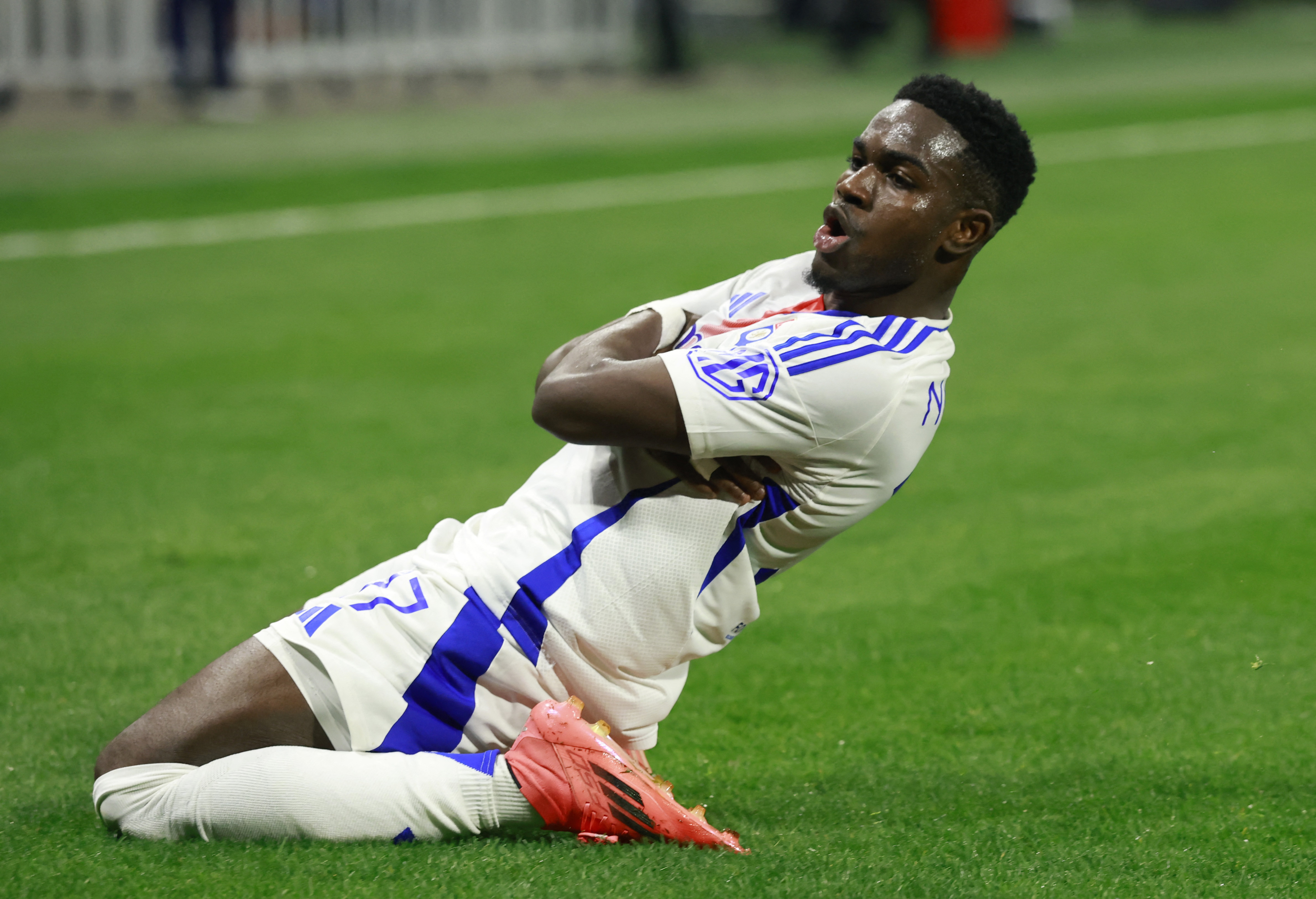 里昂挽救荣誉，在欧联杯中展现实力跻身四强