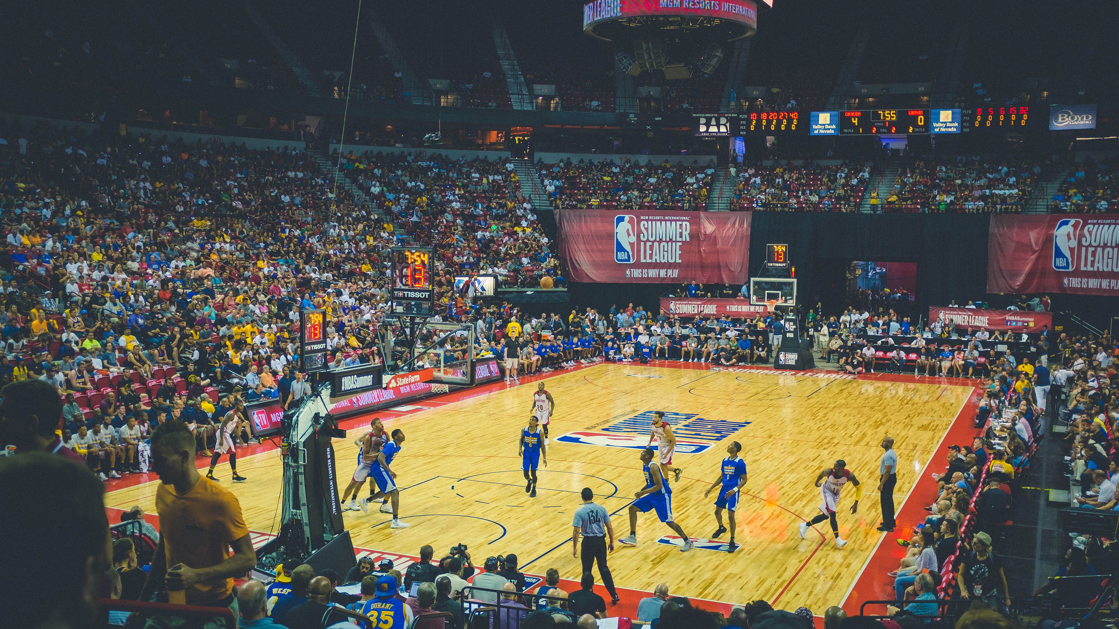 拉文里程碑之夜照亮麦迪逊,尼克斯力克灰熊显团队韧性